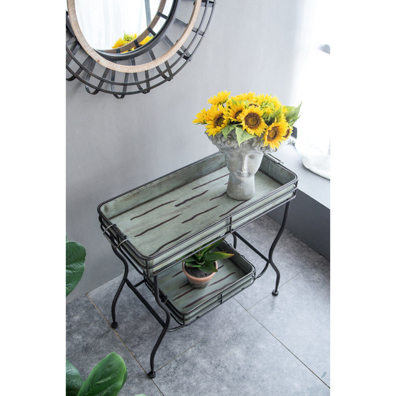 Une table en fer galvanisé de 32 po x 15 po x 31 po pour les boîtes de terrasse et la fonctionnalité de patio dans le style, deux plateaux avec poignées, 18,3 lb, assemblage nécessaire comme décor décoratif différent, plateaux manipulés,