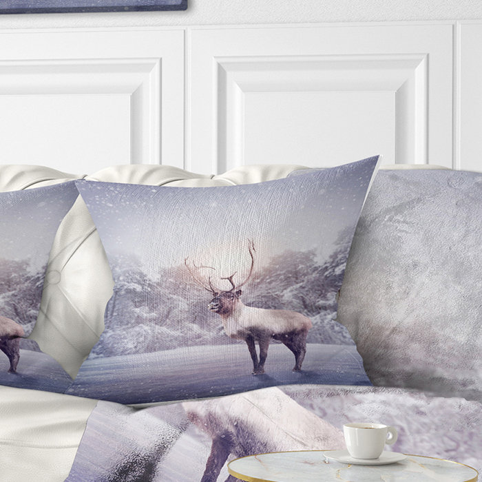 Énorme renne debout dans la neige - Coussin décoratif imprimé animal, 18 po x 18 po, Carré