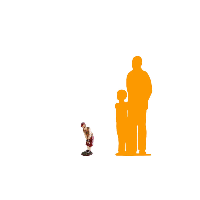 Petite golfeuse visant une petite statue