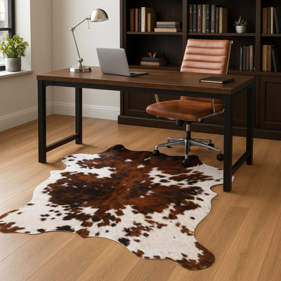 Tapis en peau de vache brun et blanc en peau de vache tricolore 6 pi x 7 pi