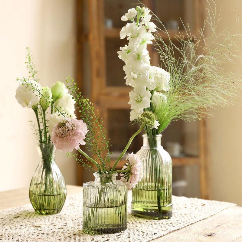 Ensemble de 12 vases Green Bud, petits vases en verre verts pour centres de table | Vase à fleurs nervurées, vases à bourre rayés en vrac, mariage, anniversaire, douche nuptiale, décoration de table pour la maison