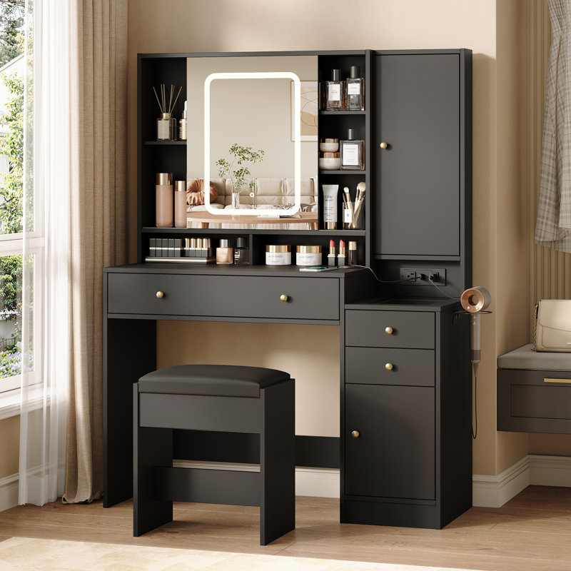 Coiffeuse Farhadbek, Noir