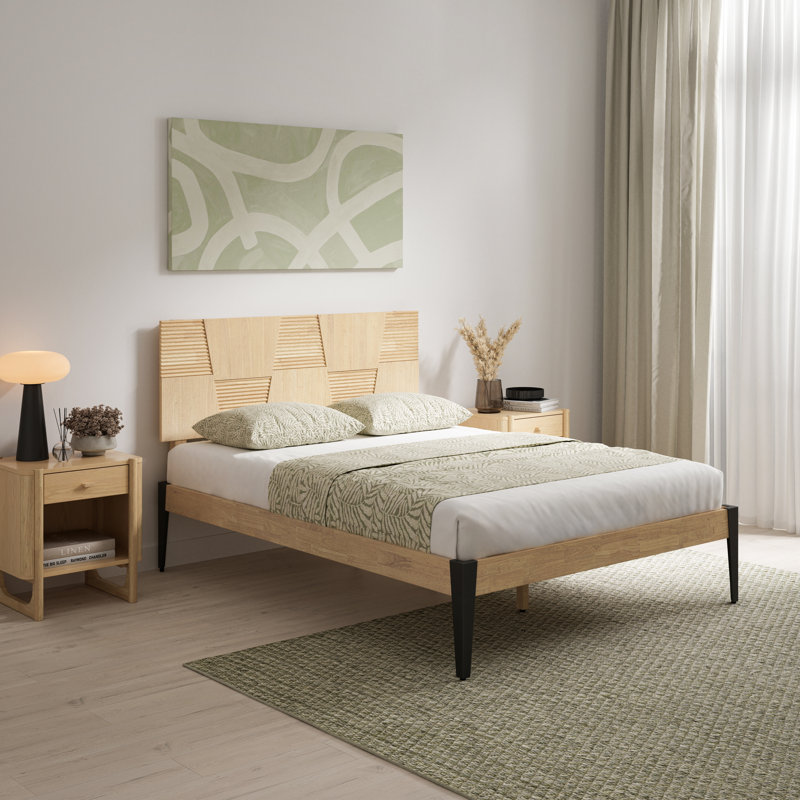 Structure de lit double Nesto avec tête de lit géométrique et pieds en métal noir mat, structure de lit plateforme en bois massif de première qualité, support à lattes de bois, aucun sommier nécessaire