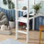 Lit mezzanine simple avec garde-corps de sécurité, bureau intégré et échelle, offrant une solution de chambre à coucher fonctionnelle et élégante.