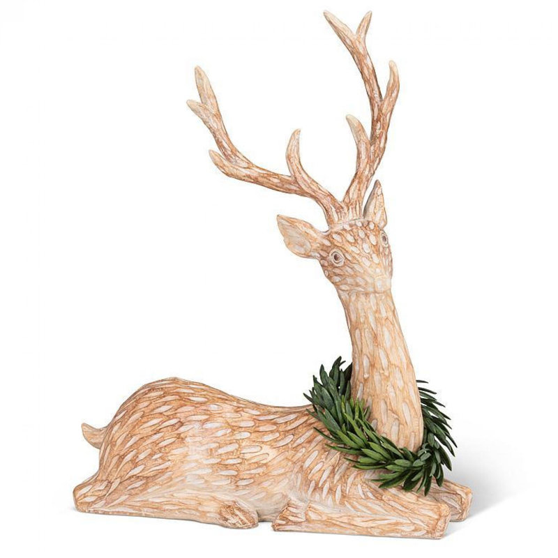 Figurine de cerf couché avec une couronne
