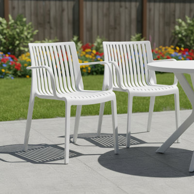 Ensemble de deux fauteuils d'extérieur empilables en plastique blanc