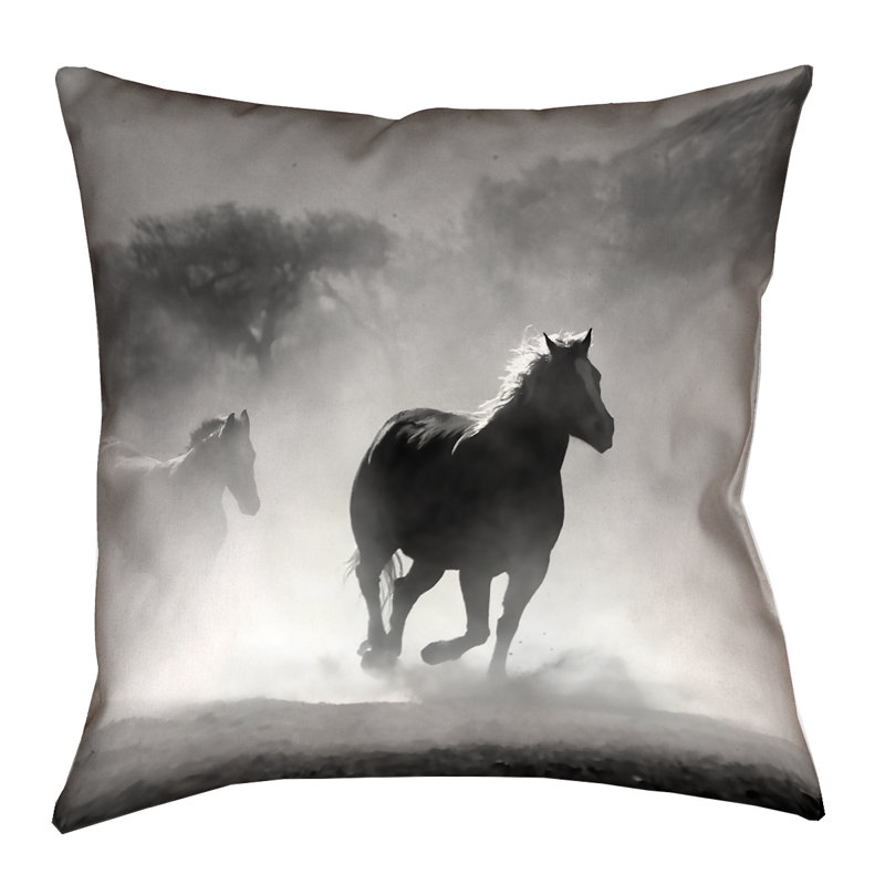 Coussin décoratif à imprimé carré à double face galloping chevaux Bhakti Iyata, 28 po x 28 po