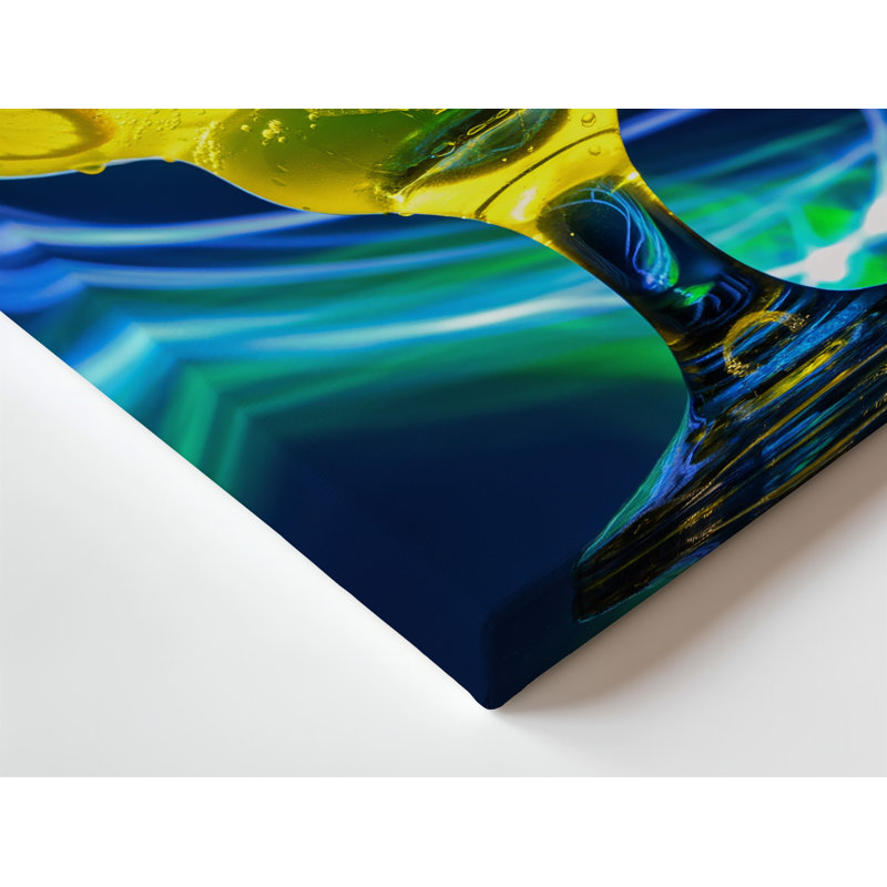 Toile, un élégant verre à cocktail transparent débordant d'un art effervescent scintillant, H 9 po x l 12 po