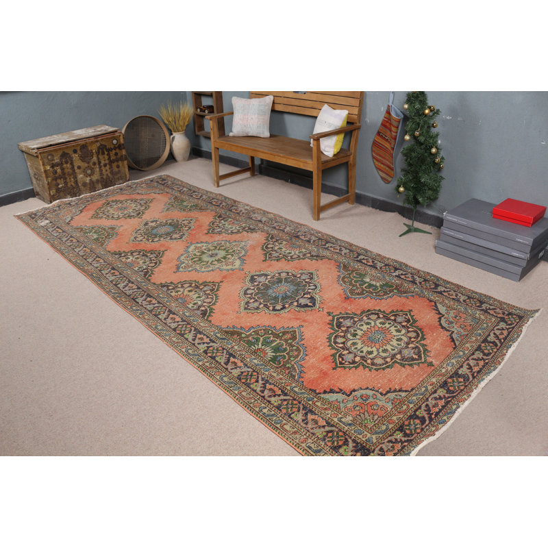 Découvrez ce tapis de couloir turc rétro parfait pour illuminer un couloir ou un salon