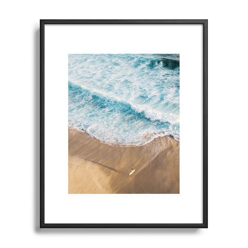 Le surfeur et l'océan encadré sur papier, Noir, H 10 po x l 8 po