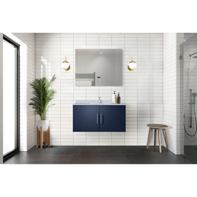 36 po L x P 22 po. Meuble-lavabo bleu marine avec comptoir en marbre, robinet et miroir à DEL