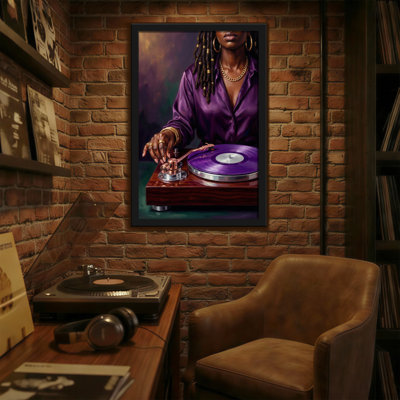 Femme abstraite avec une chemise mauve et un tourne-disque