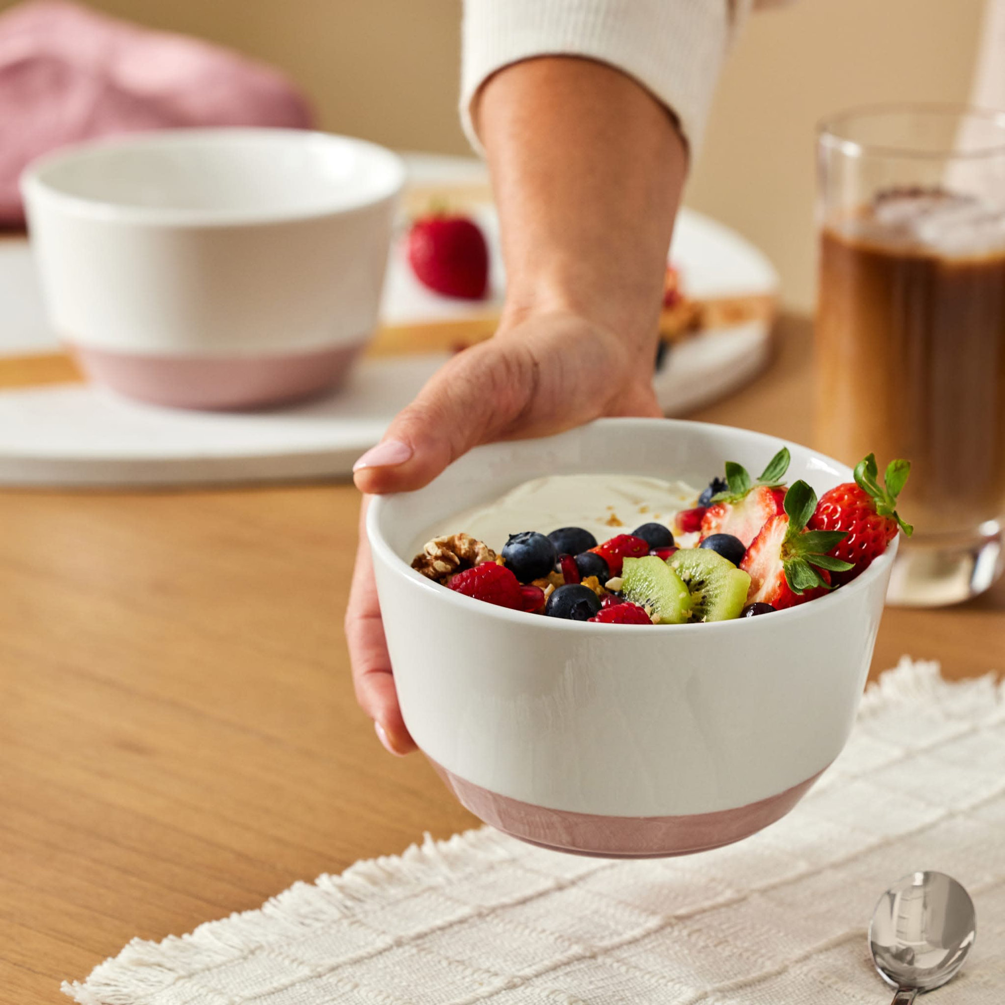 Austin Libbey 28-Ounce Porcelain Soup Salad Bowl, Set Of 4, White/Pink