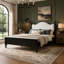 Grand lit plateforme en bois avec tête de lit tapissier, structure noire et tête de lit blanche-533475289