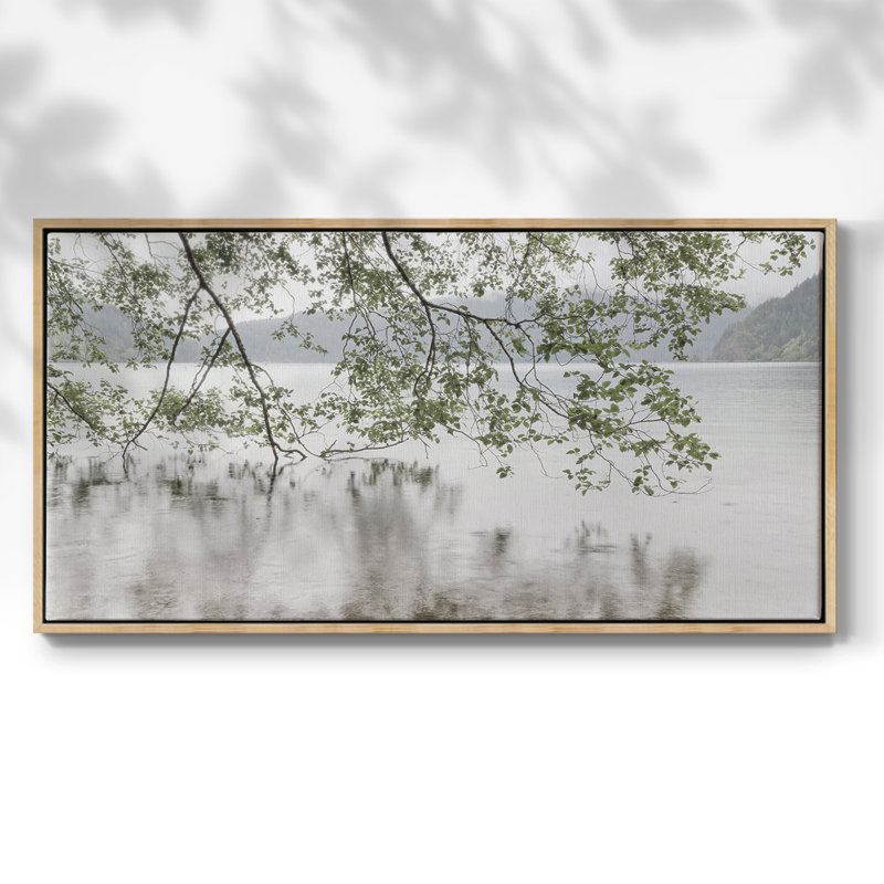 Lake Crescent Rainy Day - Toile tendue avec châssis encadré - Prêt à être accroché, H 17 po x l 33 po, Naturel