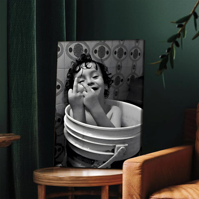 1 pièce d'art mural encadré, art mural rétro sur toile noir et blanc, enfant mignon dans une baignoire avec une expression ludique, décoration nostalgique pour la chambre de la chambre à coucher du salon, œuvre d'art moderne haute définition prête à être accrochée