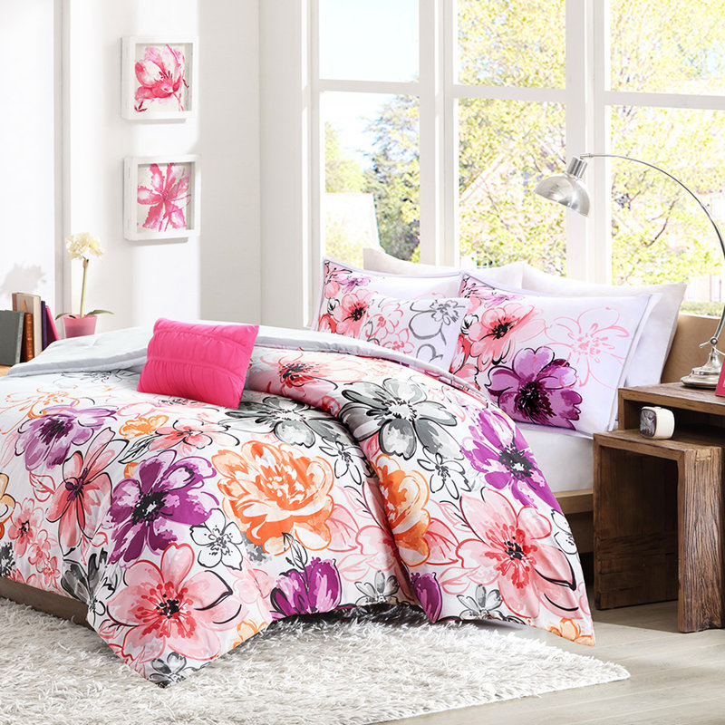 Très grand / très grand lit avec édredon floral rose et caractéristique de qualité asymétrique pour les lits, Rose