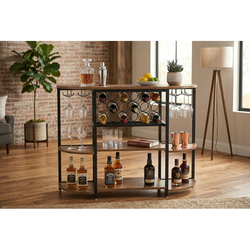 Bar industriel avec support à vin, console au fini bois rustique avec porte-verres à pied et tablettes pour boissons alcoolisées et verres