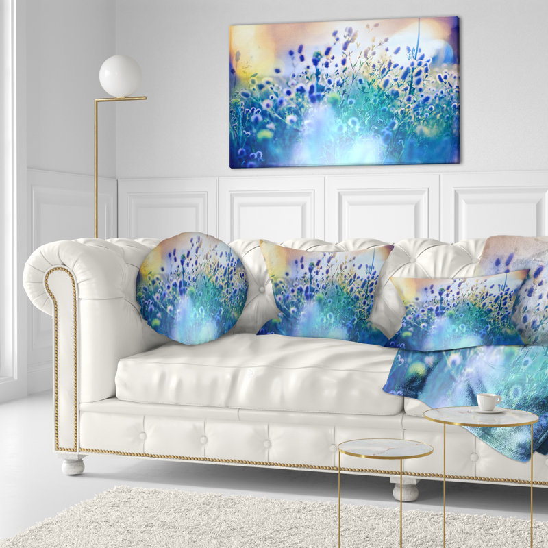 «Blue Summer Flowers on Meadow» - Coussin décoratif à imprimé floral