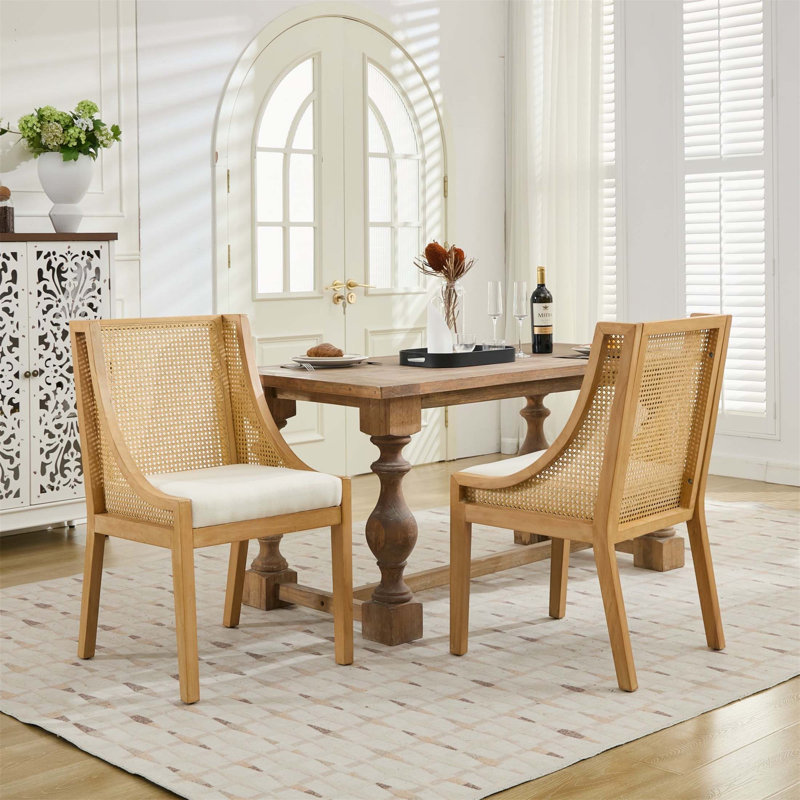 Chaises de salle à manger en rotin avec structure en bois massif, accoudoirs décoratifs et siège rembourré en lin pour les intérieurs de style rustique