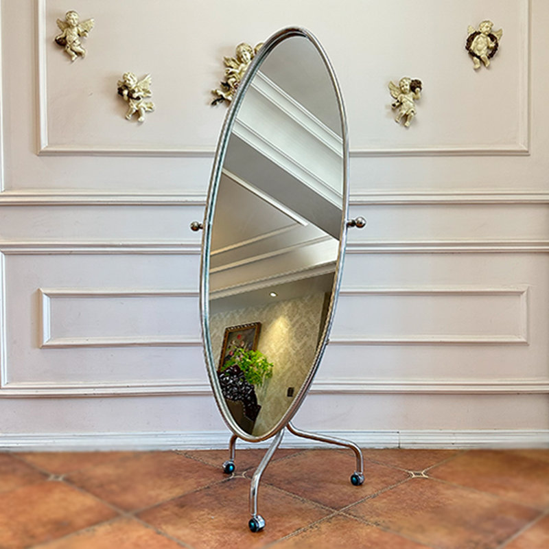 Miroir pleine grandeur d'inspiration nordique en acier inoxydable
