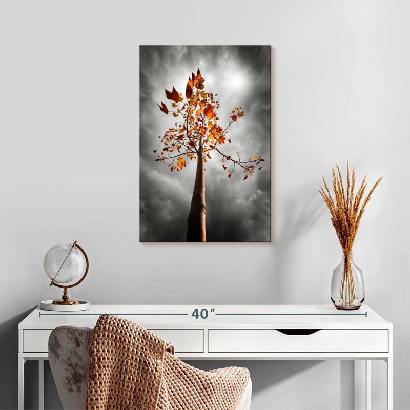 Alvord, ciel orageux sur un arbre d'automne, H 24 po x l 16 po