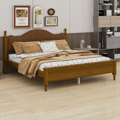 Lit plateforme avec tête de lit courbée, idéal pour les chambres de style champêtre, traditionnel et moderne.