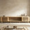 Meuble télé 70 po pour téléviseur 55 65 75 po, centre de divertissement en faux marbre avec porte coulissante à lattes et lumières DEL, console de style Mid-Century moderne avec tablettes en verre pour le salon de la chambre à coucher