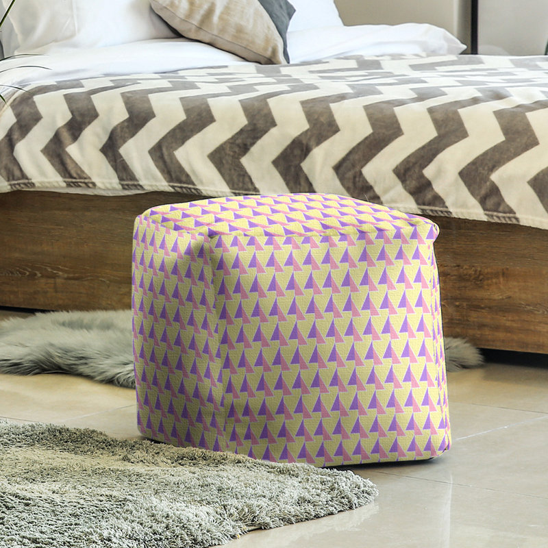 Repose-pieds cube à motif shifted arrows, H 13 po x l 13 po x P 13 po, Mauve jaune, rose