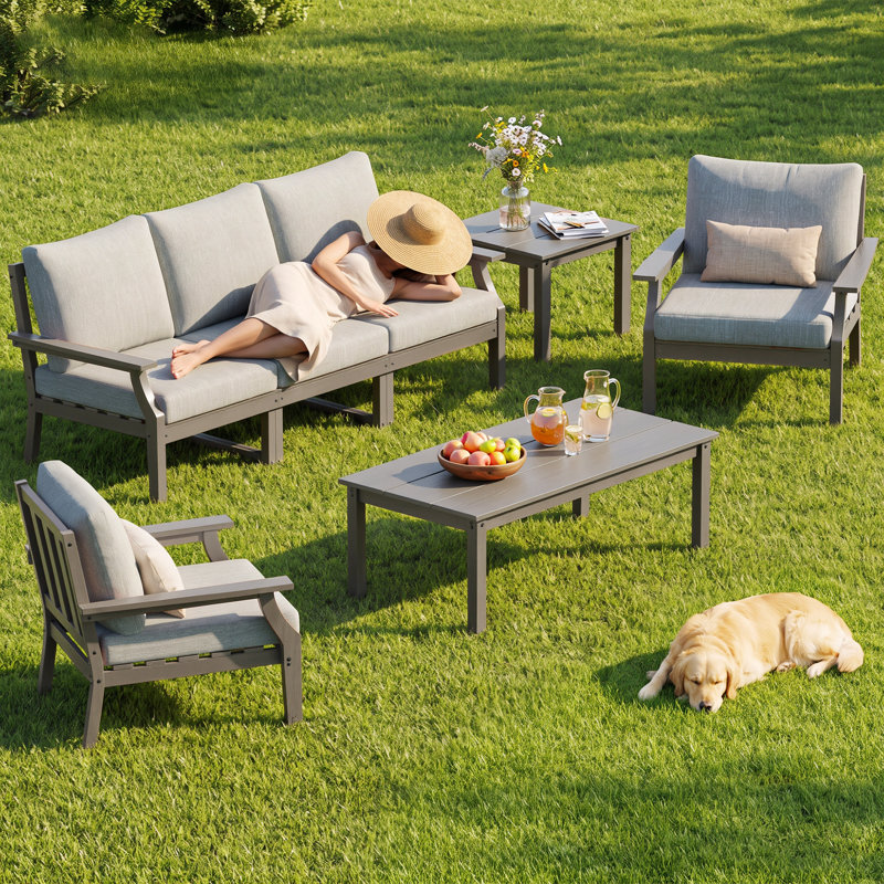 Ensemble de mobilier de jardin 7 pièces en PEHD, comprenant 2 fauteuils, 1 canapé 3 places, 1 table d'appoint et 1 table basse.