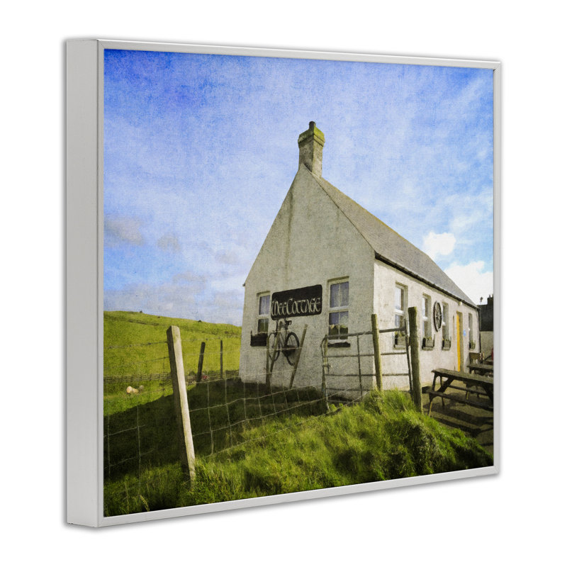 Wee Cottage Countryside, estampe numérique de Graffi *ee Studios, Estampe numérique encadrée blanc bord de mer