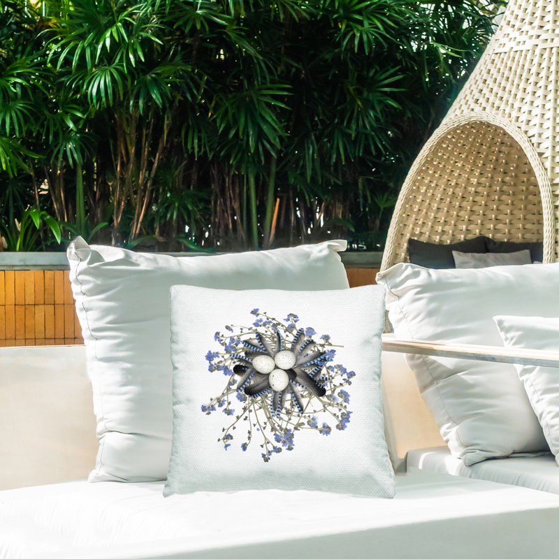 Coussin d'extérieur imprimé Feathered Nest & Blue Florals, design par Beth Adoette
