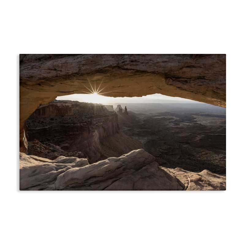  "Peeking Through Desert Arch", art mural sur toile par Danita Delimont, H 16 po x l 24 po