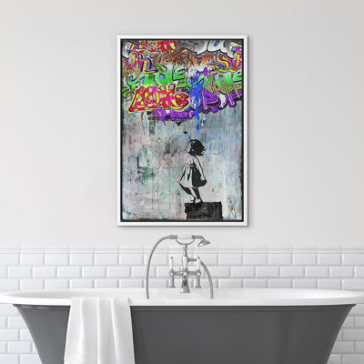Petite fille étiquetant Banksy sur toile