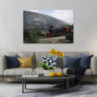 Locomotive en face de la montagne, Stone Mountain, Atlanta, Géorgie, États-Unis, art mural abstrait contemporain, plante de montagne