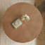 Table basse ronde de 80 cm en placage de frêne avec piètement sculptural, table centrale moderne du milieu du siècle pour petits espaces