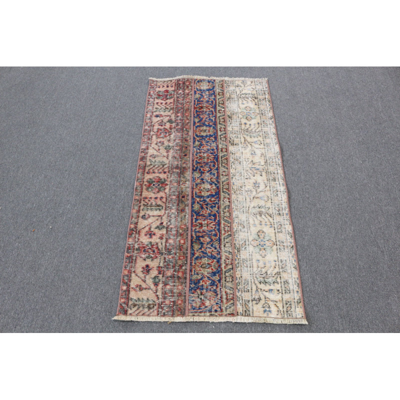 Tapis d'entrée rouge turc parfait pour votre porte fabriqué à la main avec des détails complexes et un design rétro