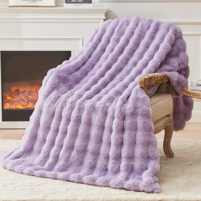 Couverture EMME en fausse fourrure