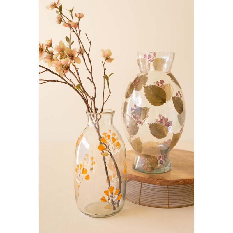 Ensemble de deux vases en verre avec des fleurs naturelles