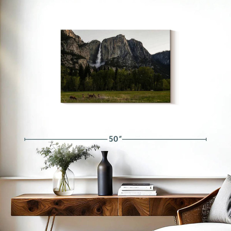 Cerf contre les chutes de Yosemite, H 20 po x l 30 po