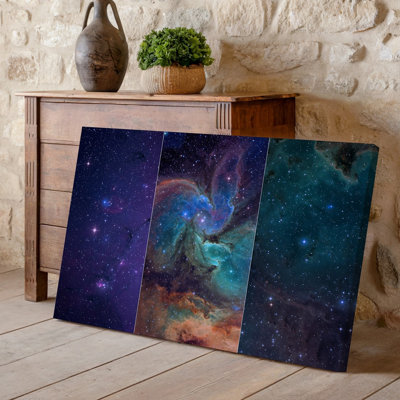 Toile une scène cosmique vibrante avec une nébuleuse tourbillonnante de couleurs, mélange de mauves profonds et de verts vifs avec art mural sur toile