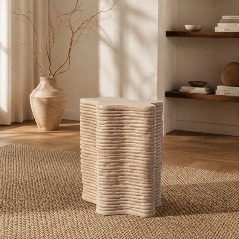 Table d'appoint texturée ondulée en béton