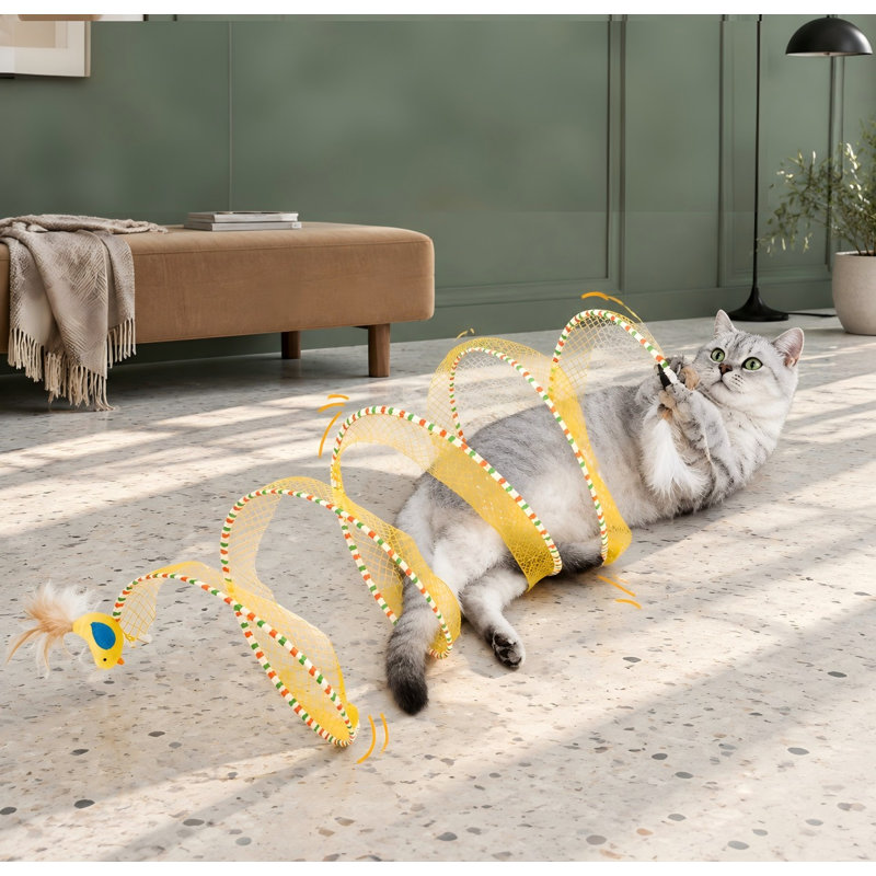 Conçu pour les chats d'intérieur, ce tunnel de chasse à ressort en spirale s'ouvre jusqu'à 50 cm et associe une plume à une clochette pour des jeux autonomes chez les chatons.