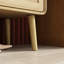 Commode 5 tiroirs en rotin avec coins arrondis, boutons dorés et pieds en bois massif
