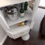 Armoire de bar d'angle en bois avec 2 tablettes de rangement ouvertes et 2 tiroirs, armoire avec miroir à l'arrière, pieds / pieds hauts pour un nettoyage facile, armoire buffet BLANC