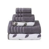 Ensemble de six serviettes à fils modernes, dont deux serviettes de bain, deux serviettes à mains et deux débarbouillettes en jacquard de type Oxford teint en fil uni et à motif de vignes biologiques