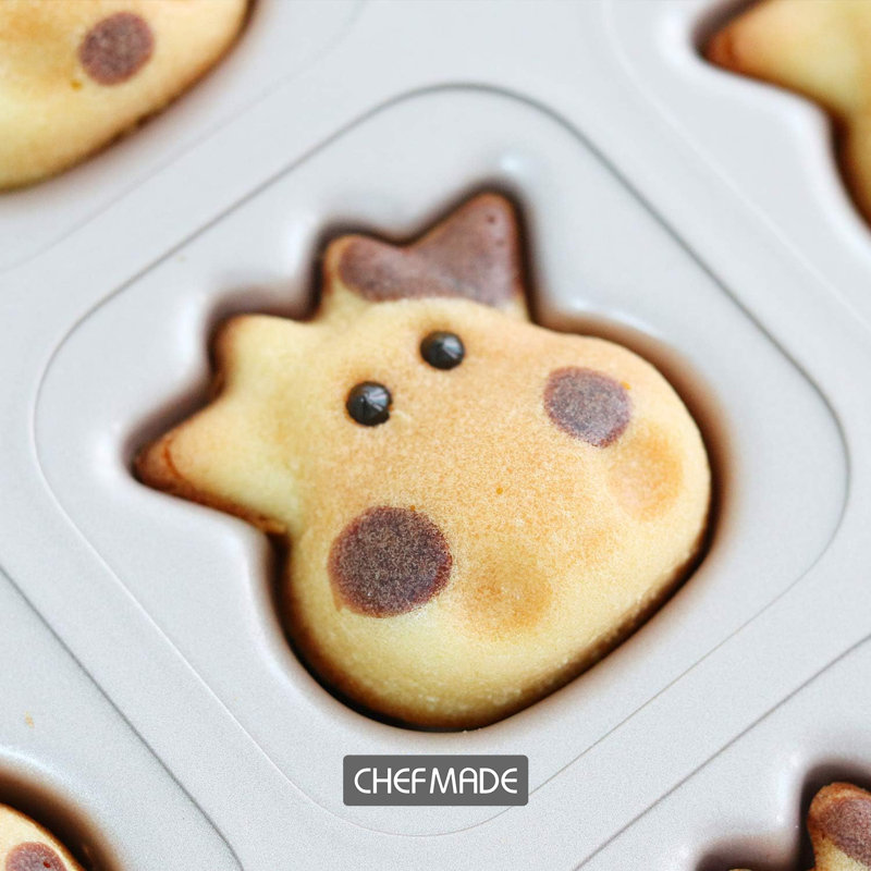 Champagne Gold Non-Stick 12-Cavity Cow Muffin Pan