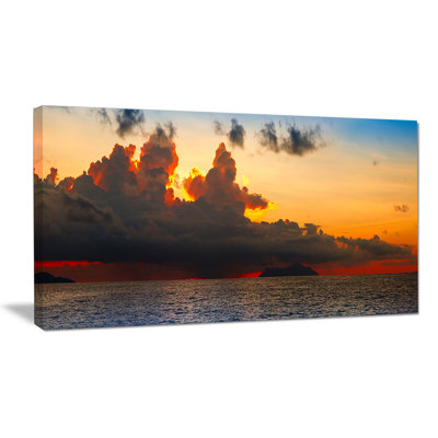 Magnifique coucher de soleil par-dessus les nuages, reproduction de photo sur toile tendue