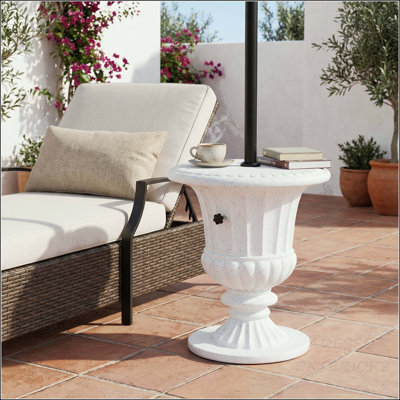 Table d'appoint MGO en marbre blanc avec base de parasol remplie de sable