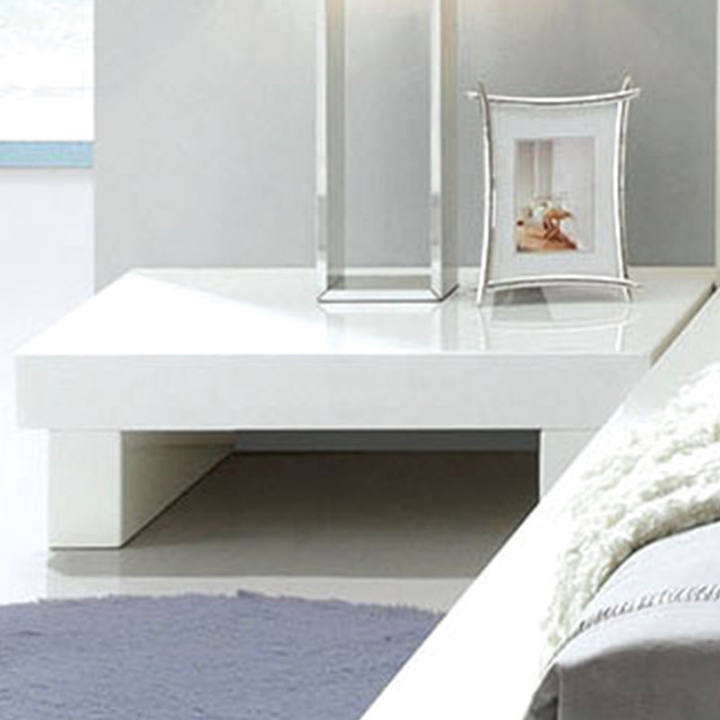Table de chevet en bois blanc brillant